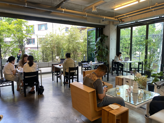 Mtl Hyochang is a cafe located 15 minutes away from Sookmyung Women’s University in central Seoul. [ASSEMGUL SADYKOVA] 