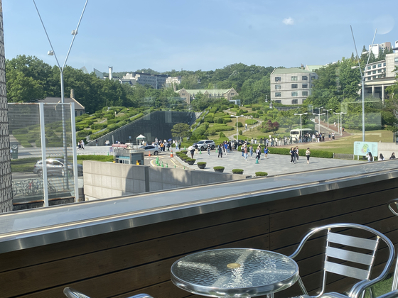 Cafe Pera near Ewha Womans University in western Seoul offers peaceful view [ASSEMGUL SADYKOVA]