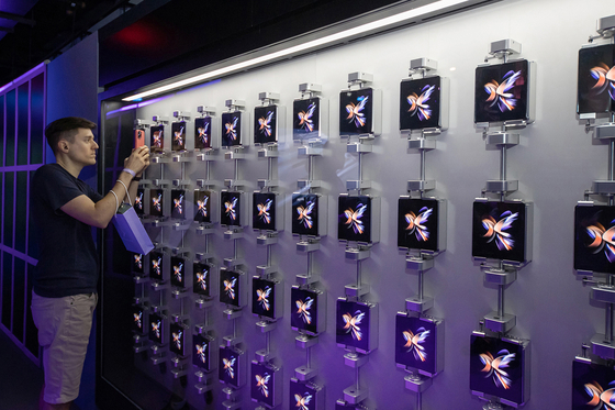 A visitor takes a look at Samsung Electronics' Galaxy Z Fold 4 at the Unpacked event held in New York in August, 2022. [YONHAP]