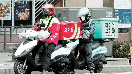 Delivery riders on the streets of Seoul. [NEWS1]