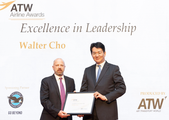 Korean Air Chairman and CEO Walter Cho, right, and Adrian Schofield, senior air transport editor at the Aviation Week Network, at the ATW Awards Ceremony Friday. [KOREAN AIR]