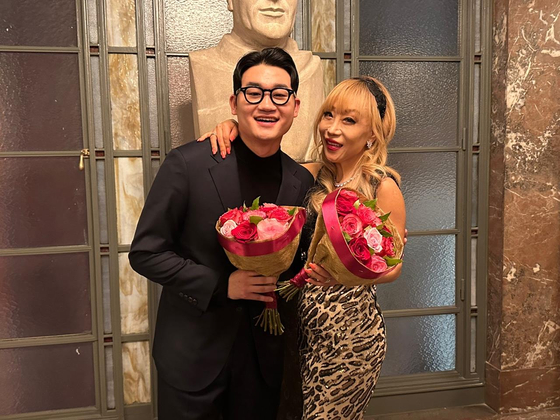 Korean baritone Kim Tae-han, left, who won first prize at the prestigious Queen Elisabeth Competition for voice on Saturday, poses for a photo with soprano Sumi Jo, who participated in the competition as a juror. [YONHAP] 