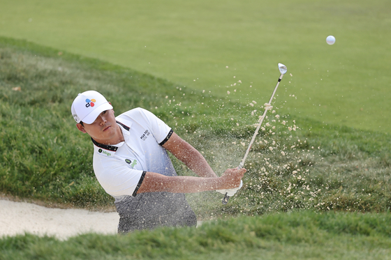 Kim Si-woo plays a shot from a bunker on the 16th hole during the third round of the Memorial Tournament presented by Workday at Muirfield Village Golf Club in Dublin, Ohio on June 3. [GETTY IMAGES]