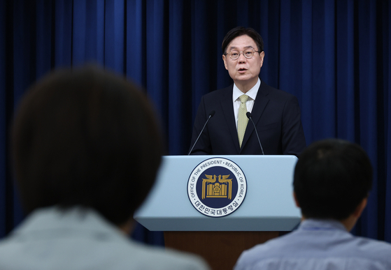 Lee Kwan-sup, the president’s senior secretary of state affairs planning, announces the latest finding on misused government subsidies handed to civic organization during a press briefing at the Yongsan presidential office on Sunday. [YONHAP] 