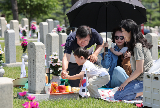 A young boy pays respects at the Seoul National Cemetery in Dongjak District, Seoul, on Sunday, ahead of Memorial Day on Tuesday. Starting Monday, the Ministry of Patriots and Veteran Affairs will be officially raised to a full-fledge ministry with greater authority and expanded organization. It is the biggest change the agency has undergone since its founding in 1961. [YONHAP]