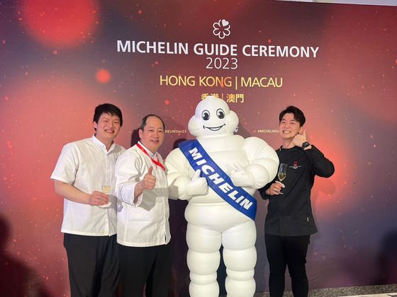 Steve Lee, far right, poses for photos after receiving the Young Chef Award by the 2023 Michelin Guide Hong Kong and Macau last month. [HANSIK GOO]