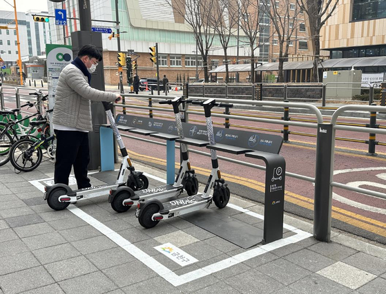 Electric scooters, also known as kickboards, are parked at a parking spot in Geumcheon District, southern Seoul. [GEUMCHEON-GU OFFICE]