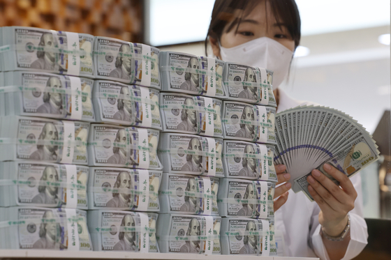 A bank official sorts dollar bills at Hana Bank's counterfeit response unit in central Seoul on June 5. [YONHAP]