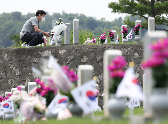 A person pays respect at Seoul National Cemetery in Dongjak District, southern Seoul on Monday, a day ahead of Memorial Day in Korea. [YONHAP] 