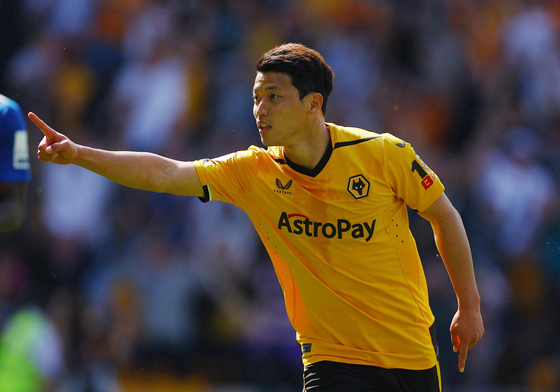 Hwang Hee-chan of Wolverhampton Wanderers celebrates scoring a goal against Everton at the Molineux in Wolverhampton, England on May 20.  [REUTERS/YONHAP]