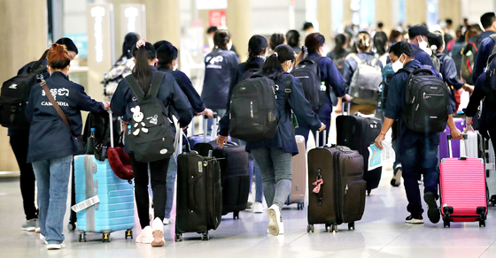 Foreign workers arrive in Korea through Terminal 1 of Incheon International Airport last July. [NEWS1]