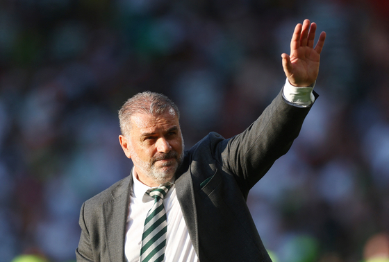Celtic manager Ange Postecoglou acknowledges fans after winning the Scottish Cup at Hampden Park in Glasgow on Saturday.  [REUTERS/YONHAP]