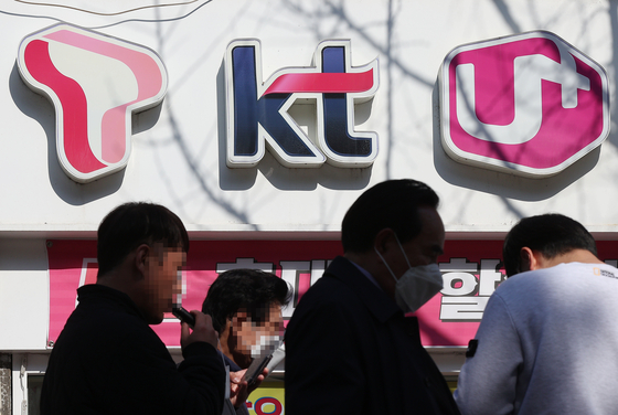 Logos of Korea's three telecom companies, SK Telecom, KT and LG U+, shown at a retail store in Seoul [YONHAP]