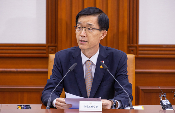 Bang Moon-kyu, minister of government policy coordination, speaks during a meeting with audit officials in downtown Seoul on Wednesday. [YONHAP]