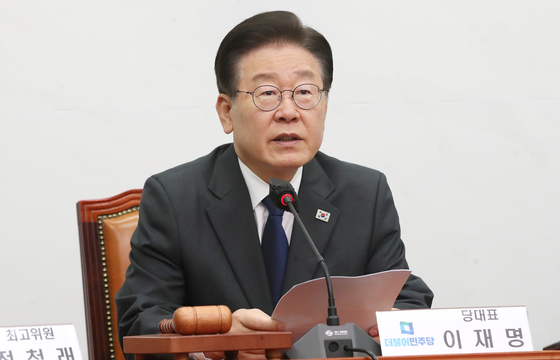 Democratic Party (DP) Chairman Lee Jae-myung speaks at a supreme council meeting at the National Assembly in Yeouido, western Seoul, Wednesday. [NEWS1]