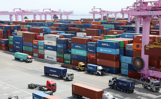 Containers stacked up at a port in Incheon on April 14. [NEWS1]