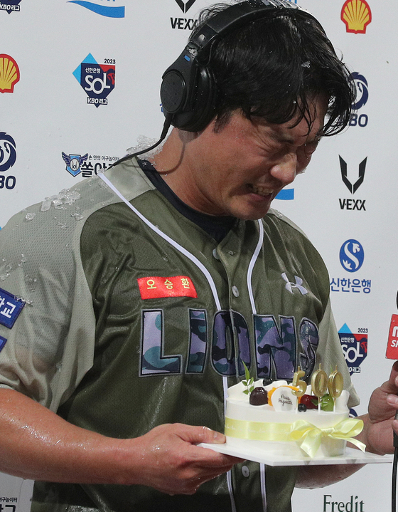 Oh Seung-hwan receives a cake with the number 500 on it after recording his 500th career save at Daegu Samsung Lions Park in Daegu on Tuesday.  [YONHAP]