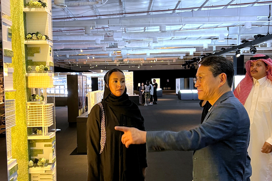 LG Electronics CEO Cho Joo-wan tours the exhibition hall of Saudi Arabia's mega-scale smart city project NEOM in Riyadh on June 1 to discuss new business opportunities for the electronics manufacturer. [LG ELECTRONICS]