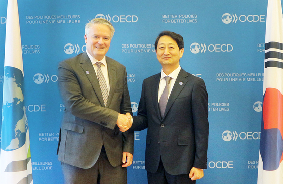 Korean Trade Minister Ahn Duk-geun, right, poses for a photo with Mathias Cormann, secretary-general of the Organisation for Economic Cooperation and Development, after a meeting in Paris on June 10, 2022. [MINISTRY OF TRADE] 