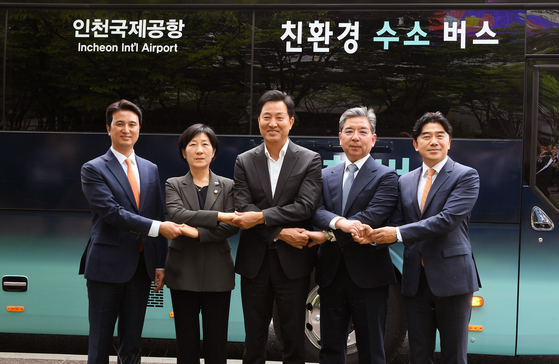 From left, SK E&S CEO Choo Hyeong-wook, Han Wha-jin, minister of environment, Seoul Mayor Oh Se-hoon, Hyundai Motor CEO Chang Jae-hoon, and Tmap Mobility CEO Lee Jong-ho pose for a photo with Hyundai's hydrogen bus Wednesday. [HYUNDAI MOTOR]