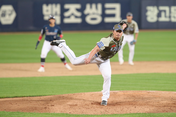 Oh Seung-hwan of the Samsung Lions pitches against the NC Dinos at Daegu Samsung Lions Park in Daegu on Tuesday.  [NEWS1]