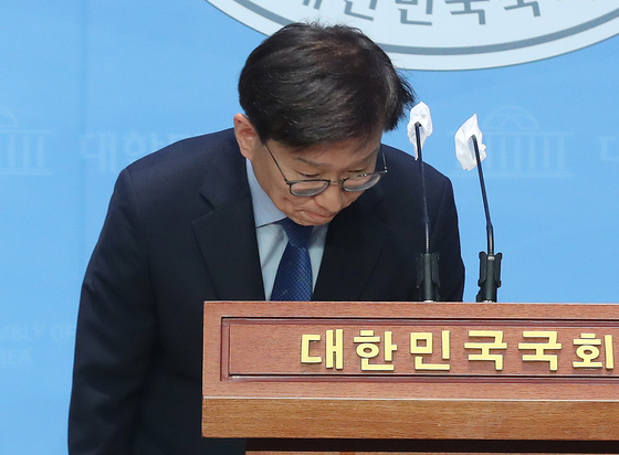 Rep. Kwon Chil-seung, a Democratic Party spokesman, bows his head apologizing for his controversial remarks apparently disparaging the former captain of the Cheonan corvette that sank in 2010 earlier this week in a press conference at the National Assembly in Yeouido, western Seoul, Wednesday. [NEWS1]
