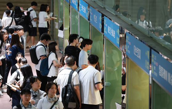 People attend a job fair held at Jonggak Station Solar Garden in Jung District, central Seoul, on May 31. [YONHAP]
