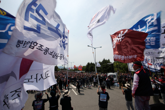 Federation of Korean Trade Unions (FKTU) members hold a rally on a street in Gwangyang, South Jeolla, on Wednesday, strongly criticizing the government over a violent crackdown on an FKTU executive. The union, which is one of Korea’s two major umbrella labor organizations, decided to suspend discussions with the government on determining the minimum wage and other labor issues. [YONHAP] 
