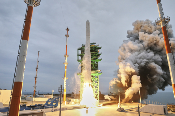 The Korea Space Launch Vehicle (KSLV-II), or Nuri, lifts off from the launch pad at the Naro Space Center in Goheung County, South Jeolla, at 6:24 p.m. on Thursday. [KOREA AEROSPACE RESEARCH INSTITUTE]