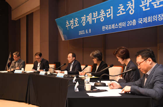 日韓、大臣会談で通貨スワップ案の議論