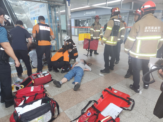 An injured person laying on the floor of the Sunae subway station in Bundang, Gyeonggi, on Thursday. Some 14 people were injured after an escalator malfunctioned. [GYEONGGI DISASTER AND SAFETY HEADQUARTERS]