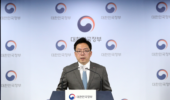 Yoon Seung-young, chief of the National Police Agency's investigation bureau, announces the findings of the government's joint task force probe into rental deposit fraud at the Central Government Complex in Jongno District, central Seoul on Thursday. [NEWS1]