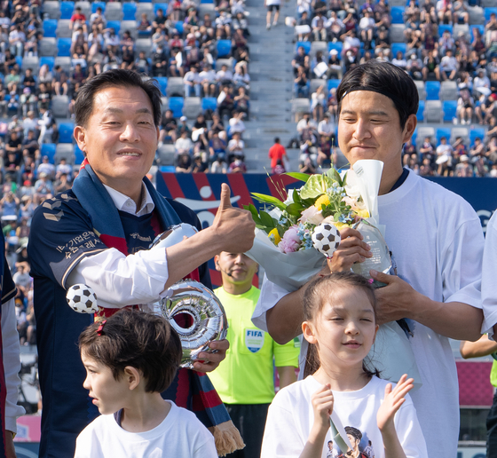 Suwon FC's Park Joo-ho, right, poses for a photo with Suwon Mayor Lee Jae-joon during his retirement ceremony at Suwon Sport Complex in Suwon, Gyeonggi on Tuesday. [NEWS1] 