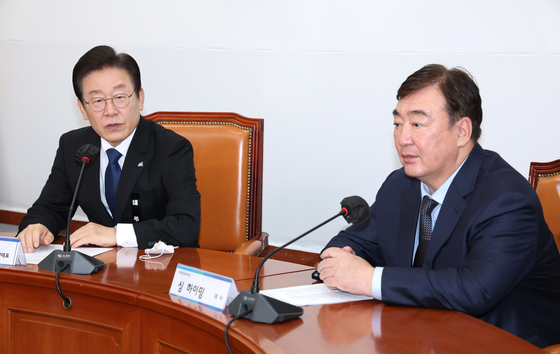 Democratic Party leader Lee Jae-myung, left, holds a meeting with Chinese Ambassador to Korea Xing Haiming at the National Assembly in Seoul on Nov. 7, 2022. [YONHAP]
