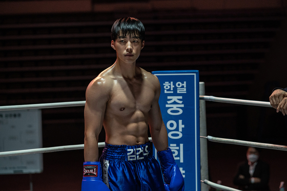 Actor Woo Do-hwan plays Geon-woo, a young boxer who struggles to hold his head high during the Covid-19 pandemic in the new Netflix series ″Bloodhounds.″ Geon-woo becomes involved in an illegal moneylenders' organization, fighting them with his best friend Woo-jin, played by Lee Sang-yi. [NETFLIX]