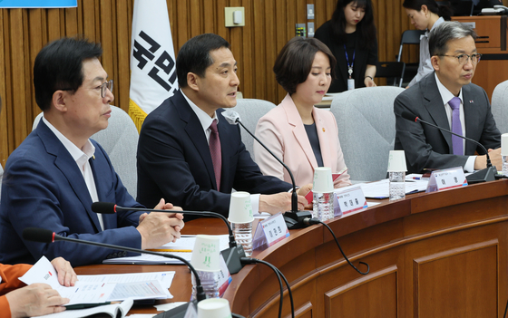 Rep. Park Dae-chul, second from the left, speaks at a meeting with government officials and startups aimed at eradicating technology theft against small and medium-sized companies held at the National Assembly in Seoul on Wednesday. [YONHAP]