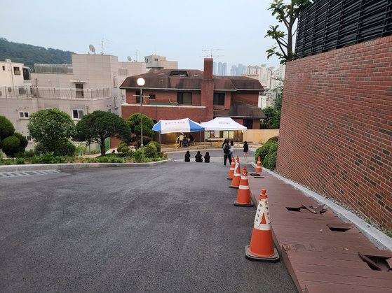 A steep hill at the campus of the Dongduk Women's University where a student was hit and killed by a one-ton garbage truck [LEE CHAN-KYU]
