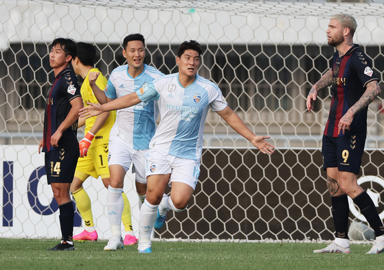 Ulsan Hyundai's Joo Min-kyu, center, celebrates after scoring a goal against Suwon FC at Suwon Sports Complex in Suwon, Gyeonggi on Tuesday. [YONHAP] 