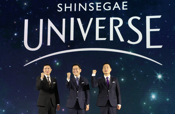 From left, Lee In-yeong, co-CEO of SSG.com, Kang Hewie, CEO of Emart and co-CEO of SSG.com, and Chun Hang-il, CEO of Gmarket, pose for a photo at the Shinsegae Universe Festival held at COEX in southern Seoul on Thursday. [NEWS1]