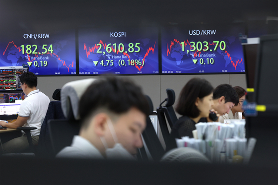 Screens in Hana Bank's trading room in central Seoul show the Kospi closing at 2,610.85 points on Thursday, down 0.18 percent, or 4.75 points, from the previous trading session. [YONHAP]