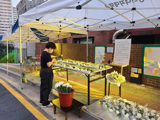 Students at Dongduk Women's University built a makeshift memorial for their colleague who died after being hit by a garbage truck at the campus on Monday. [LEE CHAN-KYU]