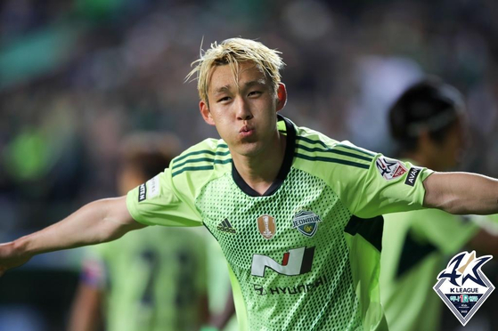 Jeonbuk Hyundai Motors' Song Min-kyu celebrates after scoring a goal against Daegu FC at Jeonju World Cup Stadium in Jeonju, North Jeolla on Wednesday. [YONHAP] 