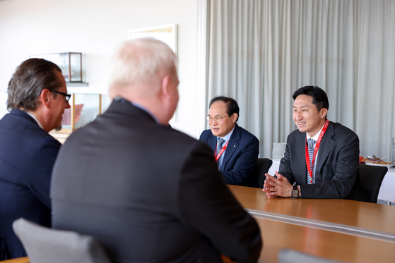 HD Hyundai President and CEO Chung Ki-sun, right, speaks with global shipowners in a meeting during the Nor-Shipping 2023 exhibition in Oslo, Norway. [HD HYUNDAI]