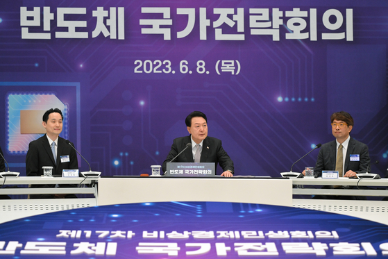 President Yoon Suk Yeol, center, presides over an economy and public livelihood meeting focusing on national semiconductor strategy at the Blue House Yeongbingwan in central Seoul Thursday. [PRESIDENTIAL OFFICE]