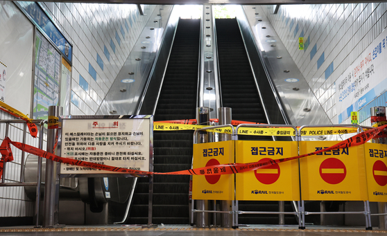 Access to escalators going up and down exit No. 2 at Sunae Station in Seongnam, Gyeonggi is restricted on Thursday morning after 14 people were injured when an escalator going upward suddenly went into reverse. [YONHAP] 