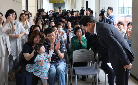 Seoul Mayor Oh Se-hoon bows deeply during the opening ceremony of the Seoul Child Development Center in Dongjak District, southern Seoul on Thursday. The Seoul Metropolitan Government announced that the center will provide free developmental screening tests for eight- to 30-month-olds in the city to help parents detect developmental abnormalities in their children early on. [YONHAP]