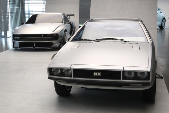The restored Pony Coupe, right, and the N Vision 74 are on display at the “Pony, the timeless” exhibition in southern Seoul. N Vision 74 is a concept sports car that was inspired by the design of the Pony Coupe. [NEWS1] 