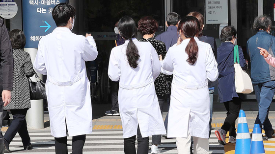Medical staff enter Seoul National University Hospital in Jongno District, central Seoul. [NEWS1]