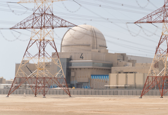 The fourth and last reactor of the Barakah nuclear power plant in the United Arab Emirates, which Korean companies built, entered the preparation phase for commercial operation, the Korea Electric Power Corp. (Kepco) said Friday. It is the last of the four reactors built at the plant under a $20 billion project won by a Kepco-led consortium in 2009, which marked Korea's first nuclear export. The third unit began commercial operation in February. [KEPCO]