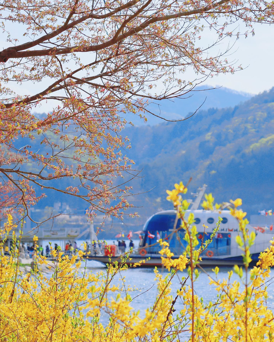 Travelers wait in line on the dock to get on a ferry that takes visitors to Nami Island. [SCREEN CAPTURE]